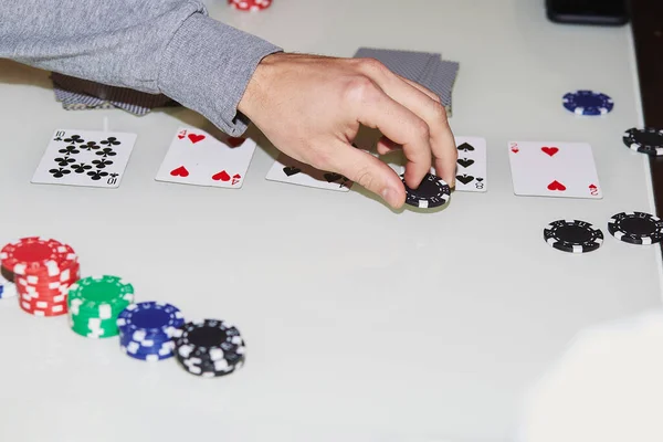 Tirare Fuori Carte Sul Tavolo Nel Gioco Del Poker Giocatore — Foto Stock