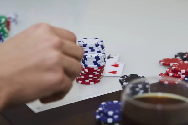 Poker Spel Met Chips Kaarten Tafel Een Glas Whisky Genieten — Stockfoto