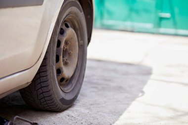 Arabanın lastiklerini değiştiriyorum. Kapatıyorum. Yaşam tarzı fotoğrafçılığı.