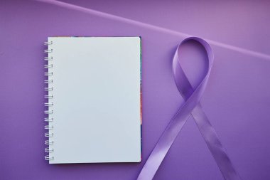 Dünya Epilepsi Günü, 26 Mart, Mor Gün için not defteri ve mor kurdele. Epilepsi Gününün Sembolü. 