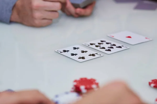 Πόκερ Παιχνίδι Μάρκες Κάρτες Στο Τραπέζι Απολαμβάνω Στιγμή Φίλους Ψηφιακή — Φωτογραφία Αρχείου