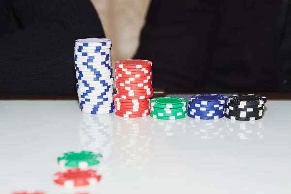 Πολύχρωμα Ζάρια Στο Παιχνίδι Πόκερ Στο Λευκό Τραπέζι Αντανάκλαση Κοντά — Φωτογραφία Αρχείου
