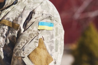Askeri üniformanın üzerinde Ukrayna bayrağı var. Rus saldırısını durdurun. Ukrayna 'daki savaşı durdurun. Ukrayna 'da kal. Son dakika haberi. Ukrayna için dua et. Boşluğu kopyala.