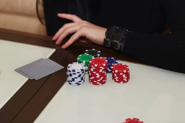 Γυναίκα Σκέφτεται Στο Παιχνίδι Πόκερ Μάρκες Κάρτες Στο Τραπέζι Αντανάκλαση — Φωτογραφία Αρχείου