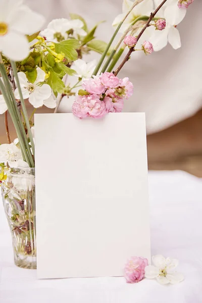 春ピンク 黄色の花の花瓶とフェミニンな繊細なポストカードモックアップ 女性の日 招待状 母の日 結婚式 誕生日カードのコンセプト 自然回復の概念 審美的なコテージコア — ストック写真