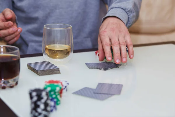男の手シャッフルカード チップとポーカーゲーム テーブルの上のカード ウイスキーのグラスだ 瞬間を楽しむ 友人とデジタルデトックス ライフスタイル写真 ちょっと待って 選択的焦点 — ストック写真