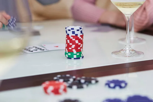 Tavolo Poker Con Patatine Carte Bicchieri Champagne Sul Tavolo Con — Foto Stock
