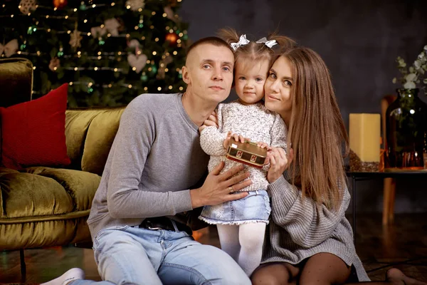 크리스마스 트리 근처 미학적으로 아늑 한 집에서 어린 딸 과 함께 행복 한 가족. 사랑하는 아름다운 커플. 좋은 기분 과 함께 즐길 수있습니다. 메리 크리스마스. 행복 한 부모가 됨 — 스톡 사진