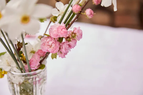 스프링의 꽃병에 가지가 수선화가 여성의 초대장 어머니의 결혼식 개념적으로 목화씨 — 스톡 사진