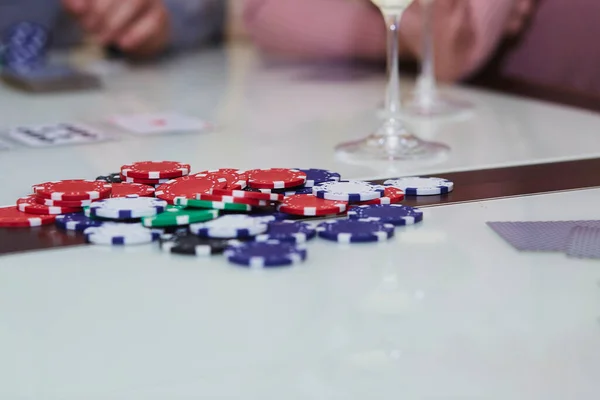 Çipli Poker Oyunu Masada Yansımalı Kartlar Arkadaşlarla Anın Tadını Çıkarıyorum — Stok fotoğraf