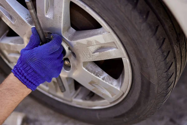 Primer Plano Cambio Neumáticos Coche Con Herramientas Necesidades Estacionales Seguridad — Foto de Stock