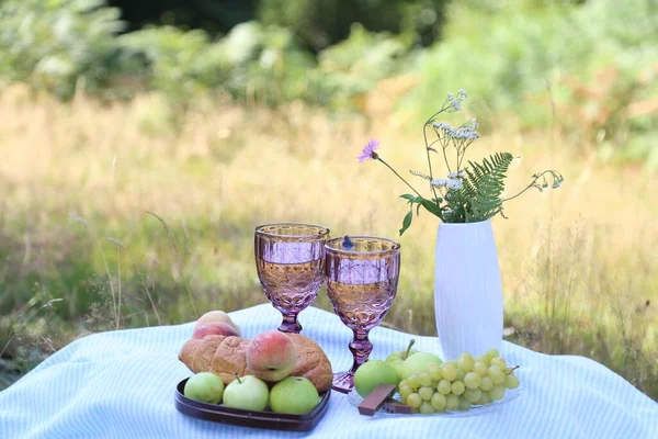 Ρομαντικό Καλοκαιρινό Πικνίκ Αισθητικής Κρουασάν Φρούτα Σοκολάτα Σταφύλια Και Ποτήρια — Φωτογραφία Αρχείου