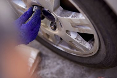 Arabanın lastiklerini aletlerle değiştirmeyi unutma. Mevsimsel güvenlik ihtiyaçları. Güvenlik kavramı. Yaşam tarzı fotoğrafçılığı.