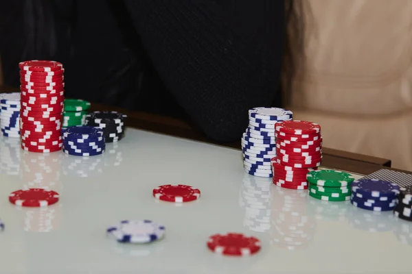 Poker Spel Met Kleurrijke Dobbelstenen Witte Reflectietafel Poker Achtergrond Lifestyle — Stockfoto
