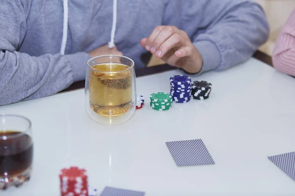 Conceito Jogar Poker Mesa Com Fichas Cartas Copo Uísque Conceito — Fotografia de Stock