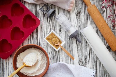 Kalp şeklinde silikon kalıplı fırın ekipmanı, merdane, şekerleme şırıngası, jöle, un ve esmer şeker. Üst görünüm