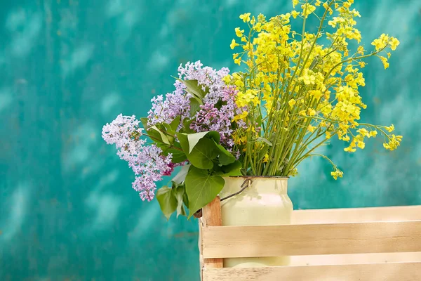 Spring violet lilac and yellow flowers. Copy space. — Stok fotoğraf