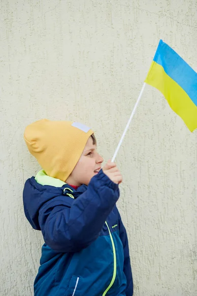 Menino Pequeno Patriótico Com Bandeira Ucraniana Fique Com Ucrânia Apoiar — Fotografia de Stock