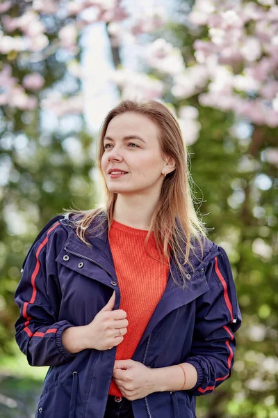 Estetik kadın. Cottagecore estetiği, sürdürülebilir doğa konsepti. Doğayla bağlantı kurmak, kendini keşfetmek. Pembe sakura çiçeği ağacı. Japon sakurası, kadın gençliğinin geleneksel bir sembolüdür.