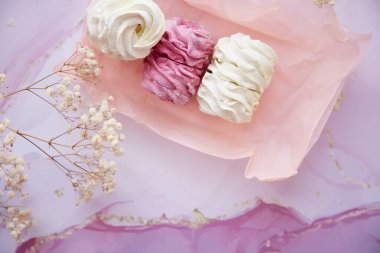 Kadınsı arkaplan, pembe ve beyaz marşmelov, yakın plan çingene süslemesi. Sıcak kış hafta sonları. Ev yapımı tatlılar. Üst Manzara. Uzayı kopyala Yüksek kalite fotoğraf
