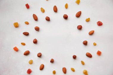 Yıldız şeklinde yaratıcı yiyecekler, fındık, badem, şekerli meyve ve kuru üzüm. Vegan doğal antioksidan yiyecekler, sağlıklı beslenme konsepti. Boşluğu kopyala.