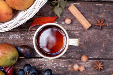 Sade, sade bir hayat: bir fincan çay, meyve, sebze, fındık ve tarçın çubukları. Sonbahar estetiği natürmort. Yazılı Şükran Günü konsepti. - Evet. Yüksek kalite fotoğraf