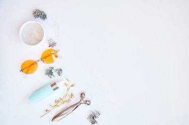 Beyaz arka planda moda yüz bakımı kozmetik geçmişi. Serum, krem, masaj aleti ve güneş gözlüğü. Doğal ekolojik orman yosunu. Hyaluronik ve nemlendirici jel. Dermatoloji kozmetiği. Uzayı kopyala Yüksek kalite fotoğraf