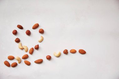 Vejetaryen sağlıklı atıştırmalıklar: kalp şeklinde badem. Uzayı kopyala Yüksek kalite fotoğraf