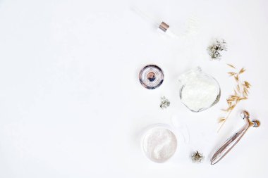 Yüz bakımı kozmetik ürünleri Noel ağacı şeklinde. Dermatoloji kozmetiği. Aljinat maske, masaj aleti, yamalar ve serum. Doğal orman yosunu ve yulaf. Hyaluronik ve nemlendirici damlatma ürünleri.