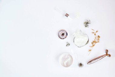 Yüz bakımı kozmetik ürünleri Noel ağacı şeklinde. Dermatoloji kozmetiği. Aljinat maske, masaj aleti, yamalar ve serum. Doğal orman yosunu ve yulaf. Hyaluronik ve nemlendirici damlatma ürünleri.