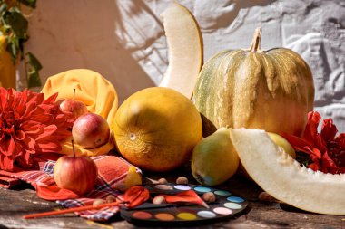 Sonbahar estetik fuarı: sarı meyveler ve sebzeler ve fırça, balkabağı, armut, elma ve kavun ile parlak boyalar. Şükran Günü konsepti. Kızıl Gürcistan ile sonbahar sakin bir hayat, modern gölgeler. Yüksek kalite fotoğraf