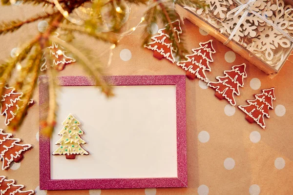Pembe çerçeveli ev yapımı zencefilli kurabiye. Ev yapımı kurabiyeler. Bayramlık estetik kart. Noel atmosferi. Mutlu Noeller ve ev konforu. Yüksek kalite fotoğraf