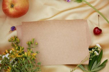 Kağıt maketi. Yaz davetiyesi, doğum günü kartı, anneler günü konsepti. Lupins mor çiçekleri, elma ve kiraz süslemeleri. Kadınsı, enerjik bir arka plan. Doğal, sağlıklı doğaya yakınlık..