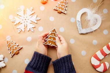 Noel ağacı kurabiyeleri Noel süslemeleri arasında çocukların ellerinde. Estetik Noel atmosferi, ev konforu ve sıcaklık konsepti. Yüksek kalite fotoğraf