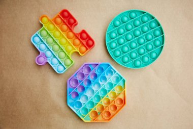 Parlak modaya uygun silikonlu oyuncak. Gökkuşağı duyusal kıpırdaması. Renkli stres önleyici duyusal oyuncak. Stres önleyici moda, patlat onu oyuncak. Yüksek kalite fotoğraf