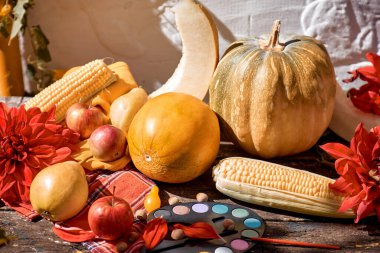 Sonbahar estetik fuarı: sarı meyveler ve sebzeler ve fırça, balkabağı, armut, elma ve kavun ile parlak boyalar. Şükran Günü konsepti. Kızıl Gürcistan ile sonbahar sakin bir hayat, modern gölgeler. Yüksek kalite fotoğraf