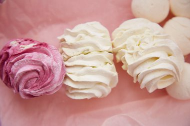 Sağlıklı, hassas, pembe ve beyaz şekerlemeler. Kış estetiği. Üst Manzara. Sıcak kış hafta sonları. Ev yapımı tatlılar. Yüksek kalite fotoğraf