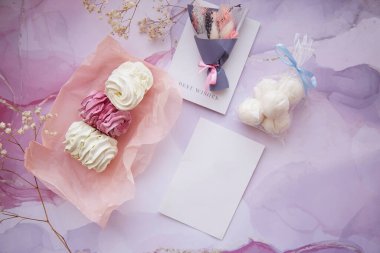 Çikila ve kuru çiçek desenli narin pembe ve beyaz marşmelov. Kartı düzenle. Kadınsı arka plan, şablon. Sıcak kış hafta sonları. Ev yapımı tatlılar. Yüksek kalite fotoğraf