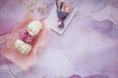 Çikila ve kuru çiçek desenli narin pembe ve beyaz marşmelov. Sıcak kış hafta sonları. Kız işi. Ev yapımı tatlılar. Uzayı kopyala Yüksek kalite fotoğraf