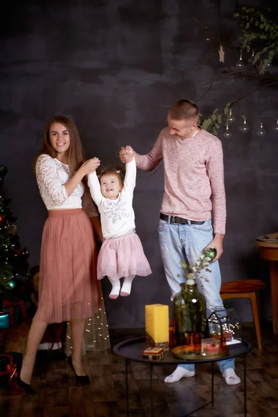 Glad Lycklig Familj Med Liten Flicka Estetisk Mysig Heminredning Nära — Stockfoto