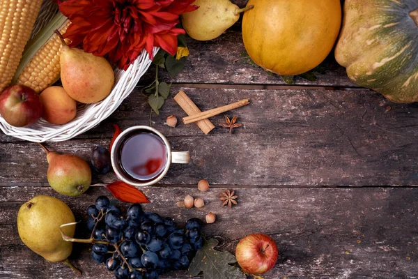 Höstens Rustika Stilleben Kopp Frukt Grönsaker Hasselnötter Och Kanelpinnar Höstestetisk — Stockfoto