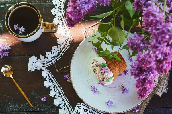 美观的户外野餐与一杯咖啡 漂亮的杯蛋糕与手工花 花卉和花边装饰 春光明媚的乡村野餐 阳光明媚的夏日芬芳的花朵 — 图库照片