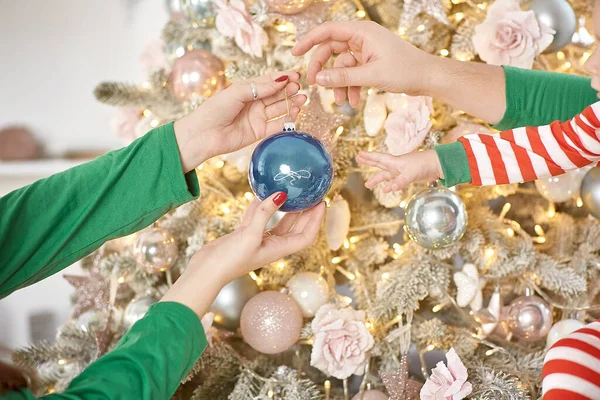 Család Otthon Díszíti Karácsonyfát Boldog Meleg Életmódot Téli Vigasz Újévi — Stock Fotó