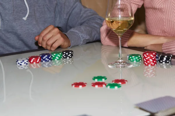 ポーカーゲーム ディス カード シャンパンとウイスキーのガラスのプレーヤー ちょっと待って 火かき棒の背景ライフスタイル写真 今を楽しむ 友人とデジタルデトックス — ストック写真