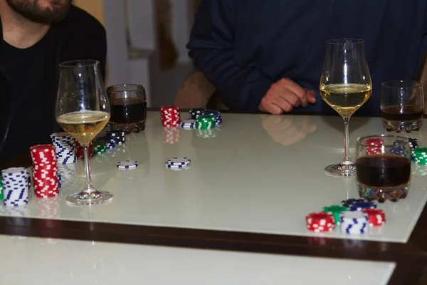 Jogadores Jogo Poker Dados Cartas Glasess Champanhe Uísque Momento Sincero — Fotografia de Stock