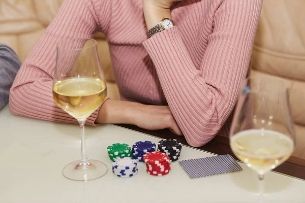 Mani Delle Donne Chiudono Concetto Giocare Poker Sul Tavolo Con — Foto Stock