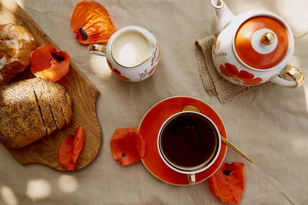 Traditional Poppy Seed Bun Cup Tea Milk Poppies Flowers Dishes — Stock Photo, Image