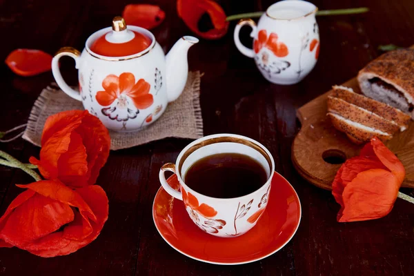 Traditional Poppy Seed Bun Cup Tea Milk Poppies Flowers Dishes — Stock Photo, Image