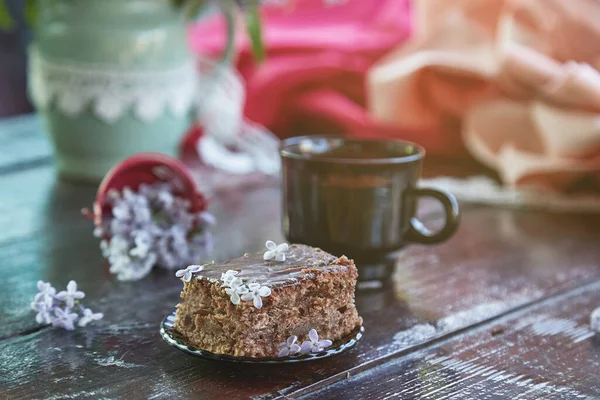 Эстетический Домашний Шоколадный Торт Десерт Чашка Кофе Среди Цветов Атмосферный — стоковое фото