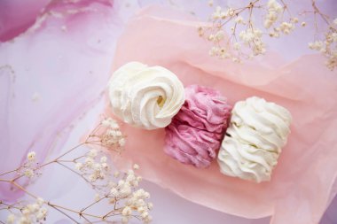 Kadınsı arkaplan, pembe ve beyaz marşmelov, yakın plan çingene süslemesi. Sıcak kış hafta sonları. Ev yapımı tatlılar. Üst Manzara. Uzayı kopyala Yüksek kalite fotoğraf